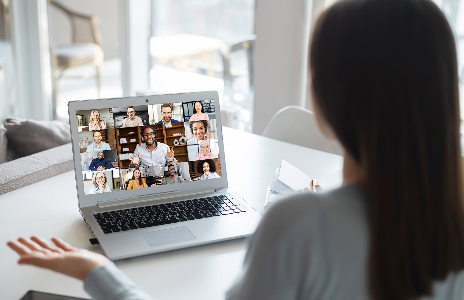 Persona participando en una formación online