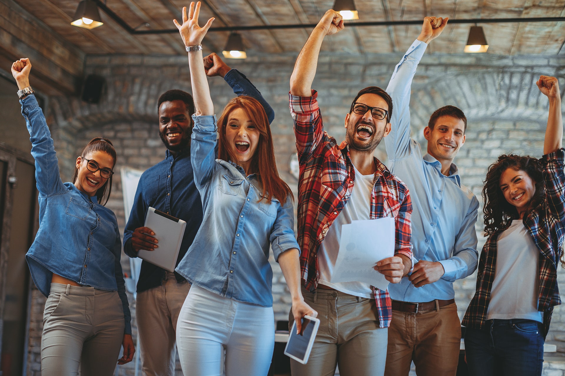 Participantes celebran juntos durante una experiencia de aprendizaje